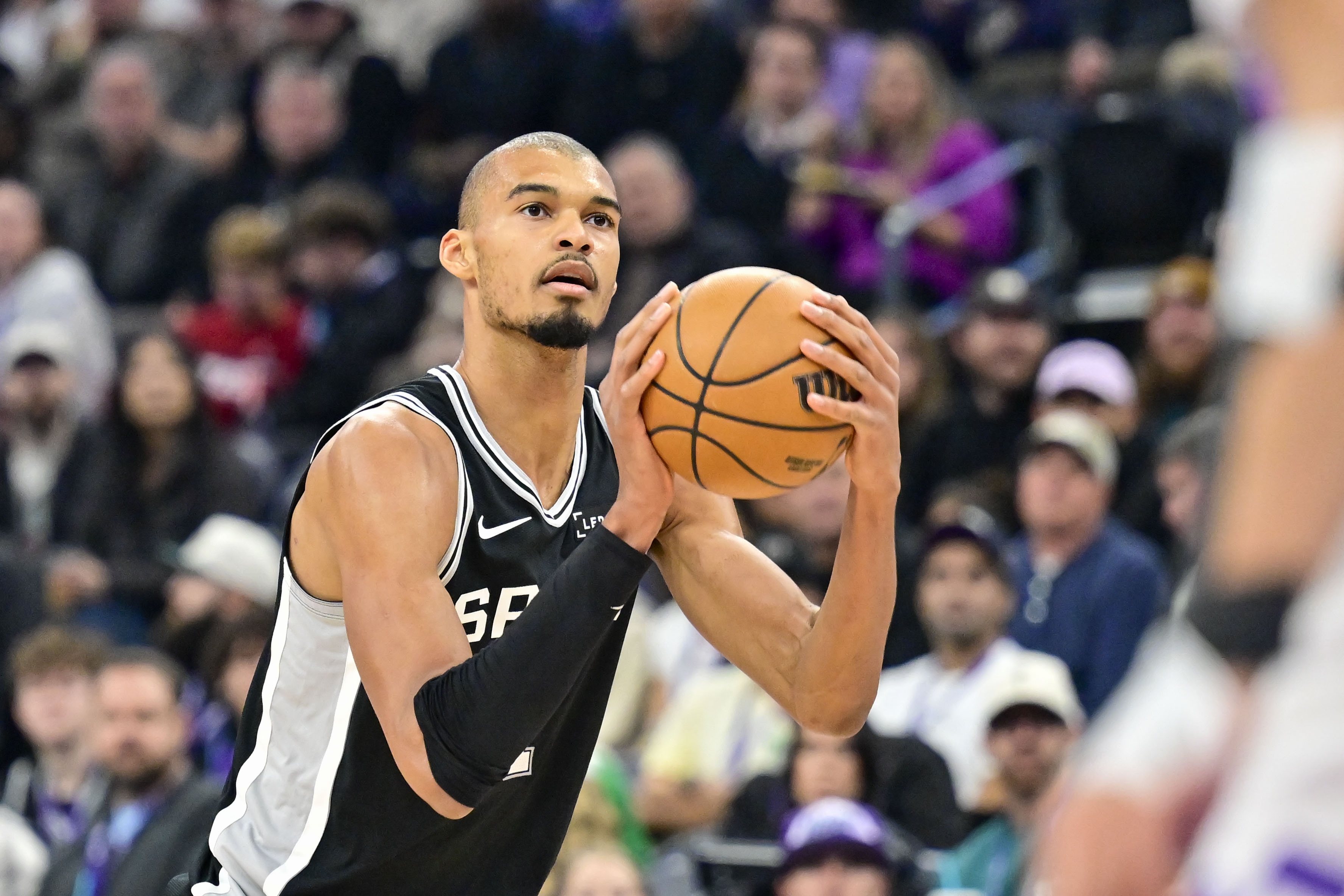 必一运动-外线没开！文班亚马半场三分球4中0拿到8分8板2帽