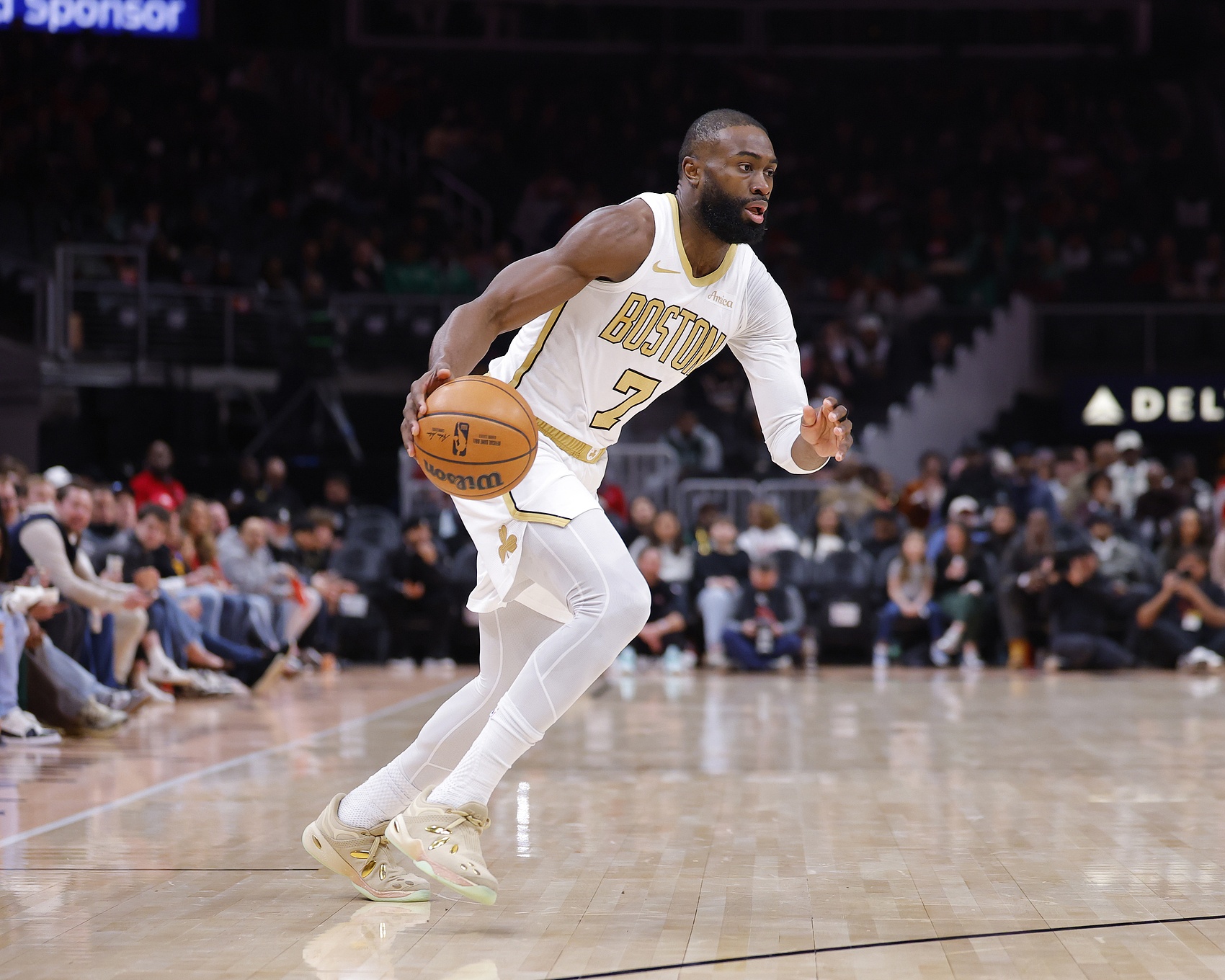 稍微出出汗！杰伦·布朗17中8拿到20分 另有8板5助4断&amp;三分3中1